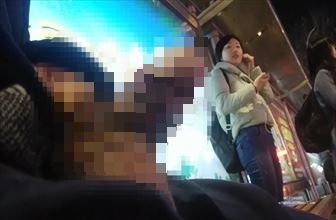 中国人女性にいきなりちんこを見せつけた反応『街中性器露出』カフェ バス停留場 デパート内・・隠し撮り映像