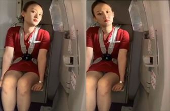目で威嚇される撮影者！中華航空機内で前方に座るキャビンアテンダントのパンツを盗撮する問題映像　