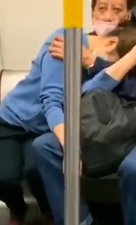 電車でジジイが抵抗できない酔っ払いOLに手まん& 寝たフリ女学生の太もも触る男子生徒