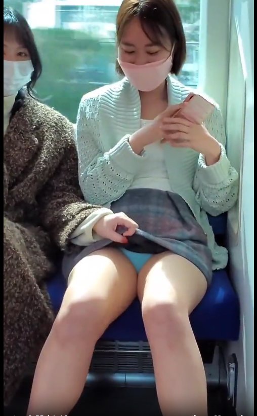 電車の対面席に座ってる女が、もしこんな格好でエロ誘惑してきたら？ヤラセでも抜ける画像と動画 / チン凸 露出動画あり