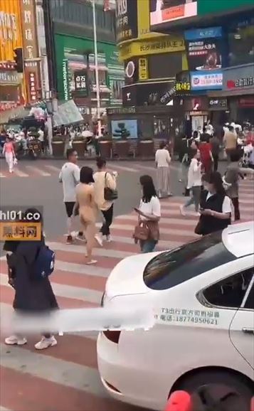 キチガイ動画 / 露出中の中国人女, ある理由が原因で全裸で交差点を歩行中..
