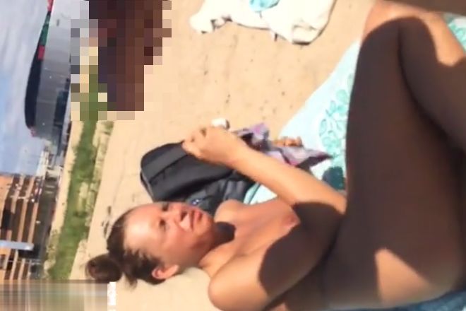 日光を浴びてるお姉さん、マスカキ男に体液をぶっかけられて不機嫌になるエロ動画