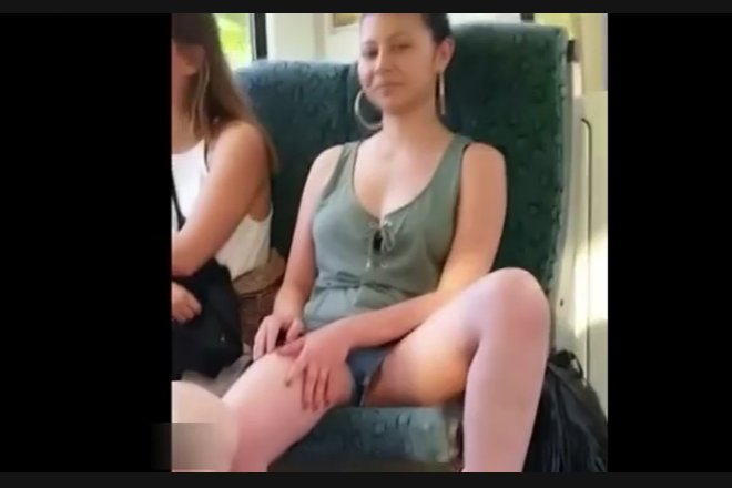 電車の中で大股開きで座る（マンスジモロ見え）外人女さん..ガッツリ撮影されちゃうｗ 動画あり