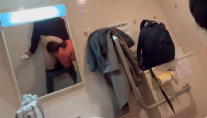多目的トイレで待ち合わせした出会い系アプリの女性にフェラしてもらうった.. (*´Д｀)