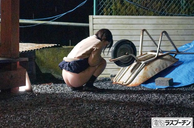 お尻を露出格好で野ションするJK