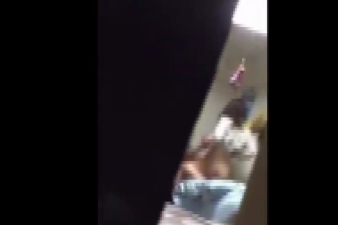 盗撮動画「学校から帰ったら姉が男とせっくすしてたw」 弟にのぞき見されちゃう