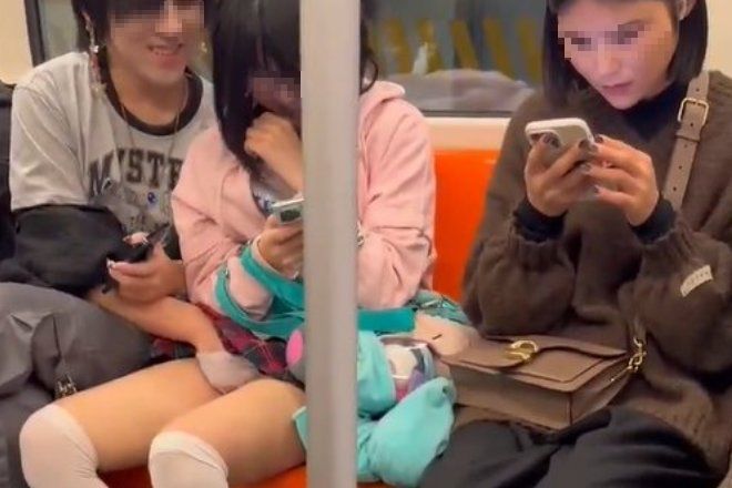 ガチ動画/ 電車対面席で彼氏に手マンされてる女の子、指テク下手すぎてイケないwww