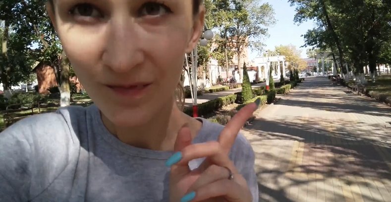 口内射精した女さん、その辺の男に"精子を口移して"逃走しちゃうガチのイタズラ動画..鬼畜すぎる