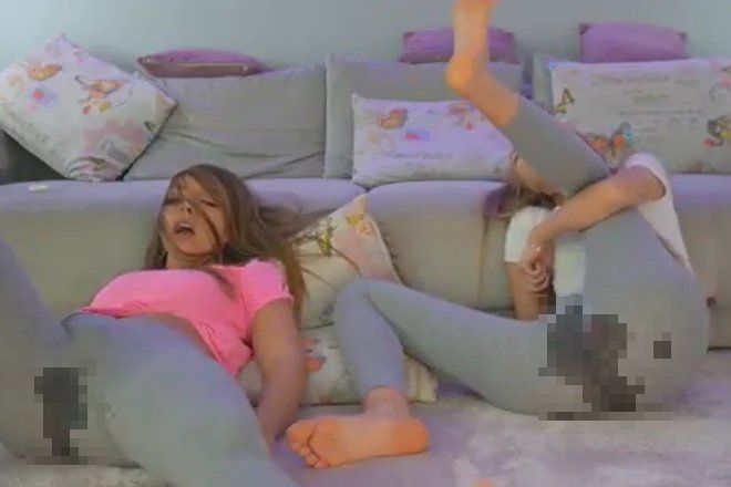 海外のエロい女友達、レギンスパンツ履いたまま先に潮吹いたら勝ち動画www 