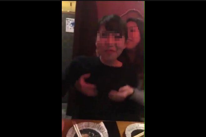 『動画』生配信中、おふざけで女友達にオッパイ揉まれてる素人まとめのアイキャッチ画像