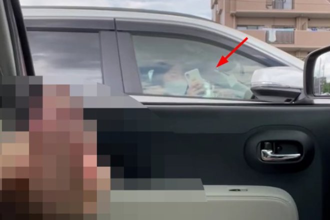 露出狂「車から外の女に勃起見せつけたら手コキされた動画」その後の様子