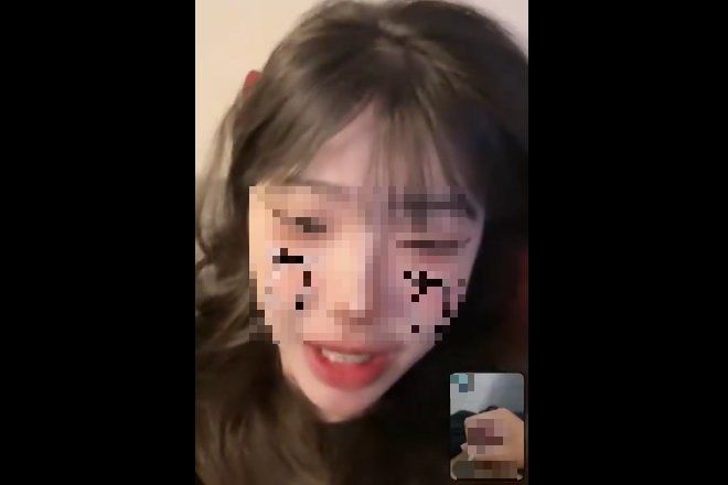 『動画』またカメラ通話で女子友にチ〇チン見せてるワイ、キモがられながら射精もしっかり見てもらうwww